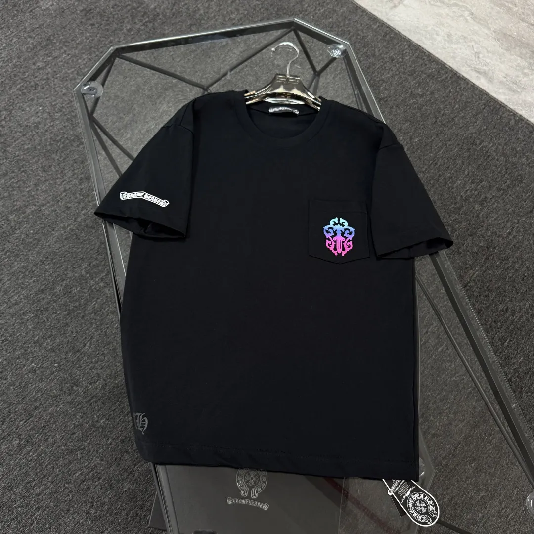 P180 Chrome Hearts Chrome Hearts 25 high version. The fabric is made of 300 grams of high-density pure cotton. It does not deform or shrink. It has three labels. It is the same style for men and women. Technology: digital direct-injection printing. Color: white, black. SIZE: S-XL.